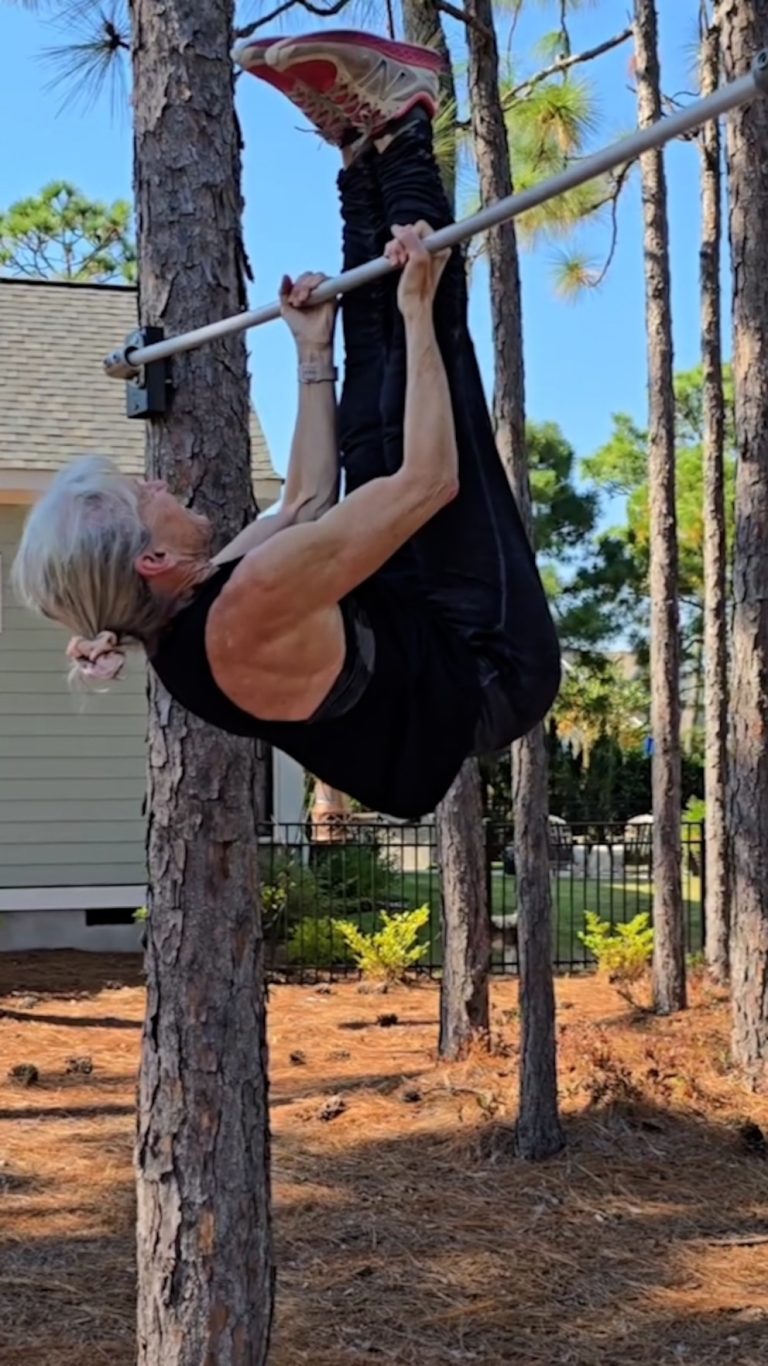Video 73-year-old woman does 17 pull ups after being inspired by daughter