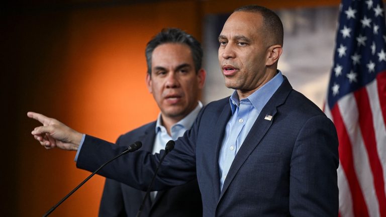 Jeffries pushes back on divisions with Senate Democrats