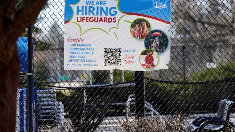 US applications for unemployment benefits hold steady, remain in recent healthy range