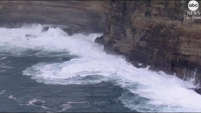 WATCH:  High waves cause damage on Sydney waterfront