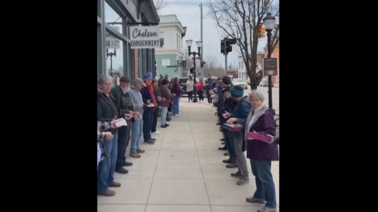 Video Human chain helps bookstore move 9,100 books to new location