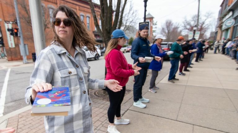Video How a ‘book brigade’ of 300 residents moved 9,100 books to a new storefront