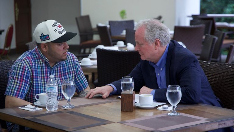 Maryland Sen. Van Hollen shares photo with Kilmar Abrego Garcia in El Salvador