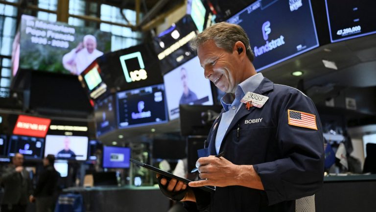 Dow closes down 970 points after Trump criticism of Powell rattles investors