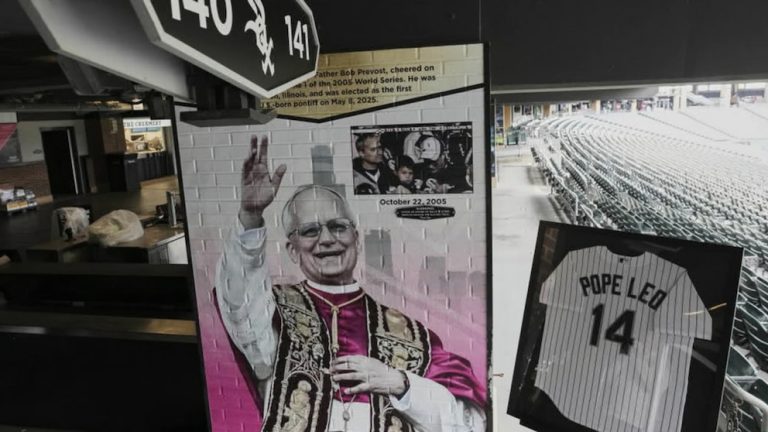 Video White Sox unveil new mural in honor of Pope Leo XIV