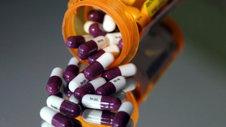 Pharmaceutical industry criticizes the drug pricing plan Trump will sign