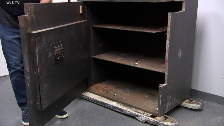 Video Thieves steal over $1 million in jewelry after cutting through wall of Chicago store