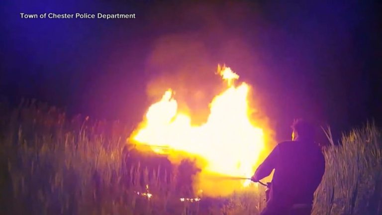 Video Good Samaritan and officers save woman from burning car