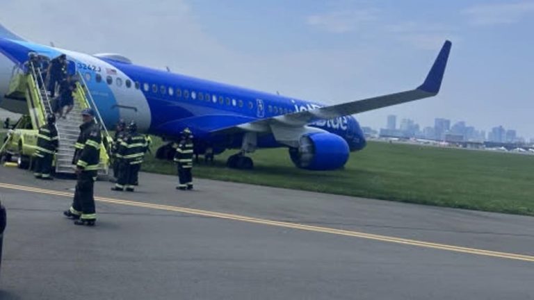 WATCH:  JetBlue plane veers off taxiway, nose gear goes into grass in Orlando